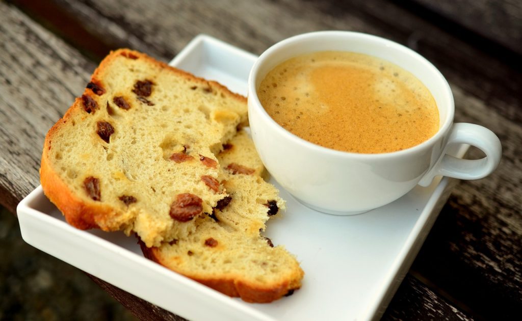 Coffee cup and fruit toast Image by congerdesign from Pixabay